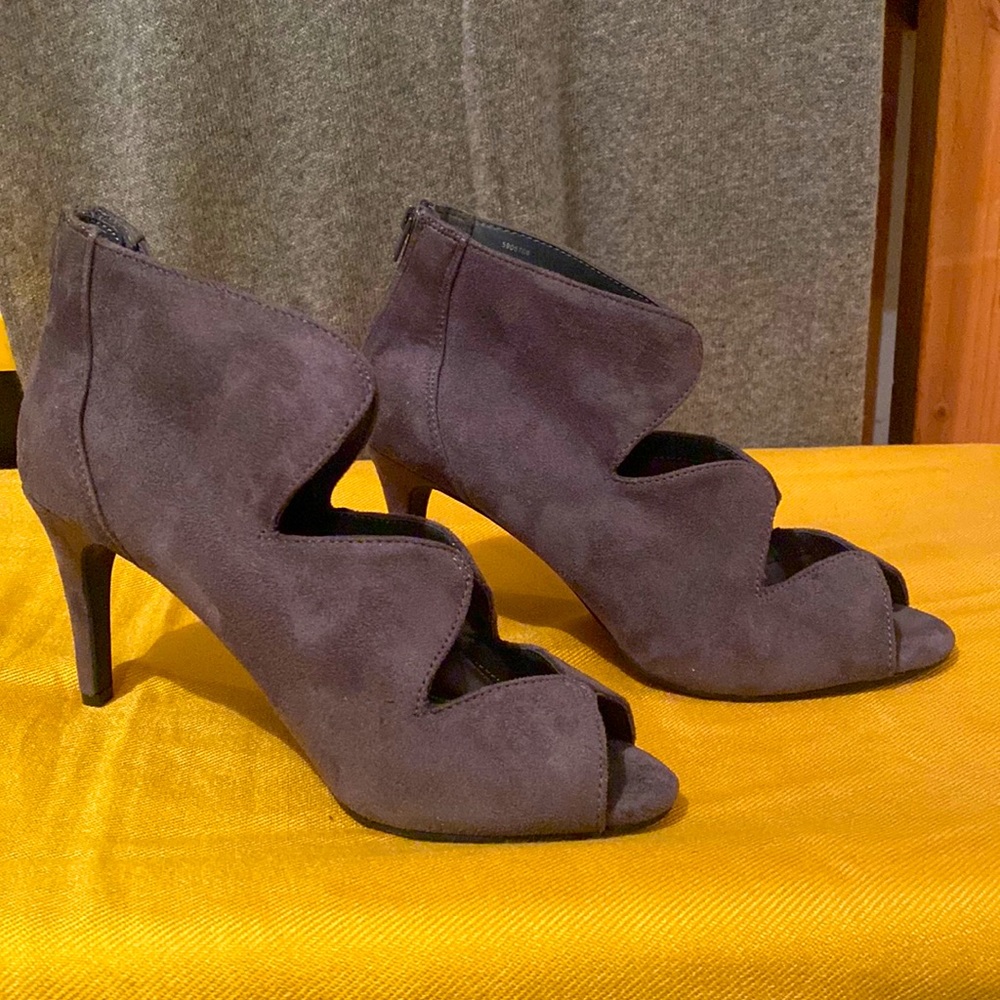 Size 8.5 gray Suede heel